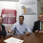 Llamas, entre los directivos de Banco Popular ayer.