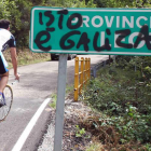 Bajada del puerto de Ancares con el cartel de León pintado con reivindicaciones territoriales