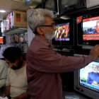Un ciudadano pakistaní se informa tras el derribo de dos cazas indios.