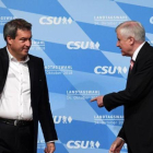 Markus Soeder (Izquierda), primer ministro de Baviera, y Horst Seehofer, ministro del Interior federal.
