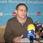 El portavoz municipal socialista, Fernando de la Torre, ayer en el despacho del grupo de concejales