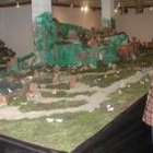 Un niño observa el belén de La Robla formado por centenares de figuras