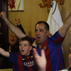 Los aficionados leoneses del Barcelona celebran el título de campeón de Liga por todo lo alto en el Bar Xaica, festejando cada uno de los tres goles de Luis Suárez. JESÚS