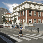 El paso de peatones, que ahora cuenta con 5 metros, se extenderá hasta superada la esquina del colegio Maristas San José. RAMIRO