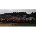 Foto de familia de los ochenta profesionales de la lucha contra incendios que participan en las jornadas de formación. DL