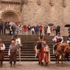 Los nobles leoneses, junto a la Catedral, causaron gran expectación en Compostela.