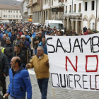 Manifestación celebrada el pasado abril en Riaño en contra de la inclusión del lobo en el Lespre. MARCIANO PÉREZ