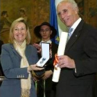 La leonesa Amparo Valcarce entrega la medalla a Evaristo García