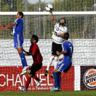El guardameta Dani Jiménez, el mejor ayer en el Mirandés junto a Pablo Infante, sale de puños para evitar una de las muchas ocasiones que creó en la Deportiva en la primera mitad del partido.