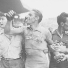 Ferdy Kübler, nada proclamarse campeón del Tour de Francia de 1950 en el Parque de los Príncipes.