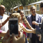 Mariano Rajoy es saludado por varias personas tras la clausura de la Escuela de Verano del PP.