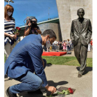 Sánchez deposita flores ante el monumento en homenaje a Ramón Rubial ayer, en Bilbao MIGUEL TOÑA