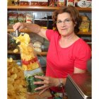 Teresa es la esposa del fundador de Patatas Marcos, hoy jubilado. Junto con su hijo lleva las riendas de este negocio tradicional leonés.