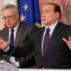 El ministro de Economía italiano, Giulio Tremonti, y Berlusconi, en una rueda de prensa.