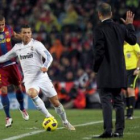 Pep Guardiola contempla una jugada con Cristiano Ronaldo y Alves. Mourinho, tampoco pierde detalle.