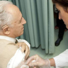 Imagen de un hombre mientras recibe la vacuna de la gripe.