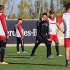 El técnico de la Cultural, Rubén de la Barrera, hace indicaciones a los jugadores durante un entrenamiento. MARCIANO PÉREZ