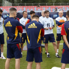 Santi Denia habla con sus jugadores antes del partido de semifinales frente a Ucrania. EIDAN RUBIO