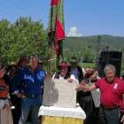 Los vecinos homenajean al pedáneo en el día grande de las fiestas de San Pelayo. PLANILLO