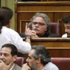 Joan Tardà escucha a Pablo Iglesias, el martes, en el Congreso.