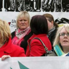 Imagen de los concentrados frente al Ayuntamiento de Belfast