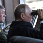 Putin observa con unos prismáticos el desarrollo de las maniobras militares en Tsugol.