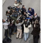 El juez José Castro es abordado por los periodistas.