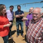 Iratxe García, junto a los cargos del PSOE y un agricultor.