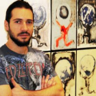 El artista Jorge Solana junto a una de sus obras.