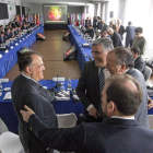 Tebas, izquierda, conversa con presidentes de varios clubes.