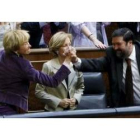 La vicepresidenta Fernández de la Vega felicita al ministro Caamaño en presencia de Elena Salgado.