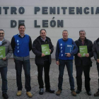 Miembros de Apfp y CSIF, durante las actividades que se organizaron ayer. DL