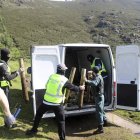 La Guardia Civil retira los postes en recuerdo de los etarras muertos.