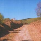 Un tramo del camino de 7,4 kilómetros que abrió la oruga de la Diputación en León y en Lugo