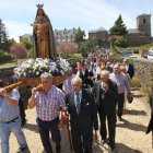 La imagen de la Virgen de la Peña volvió a recorrer ayer los alrededores de su Santuario.