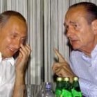 Putin y Chirac bromean durante la comida en el balneario de Sochi