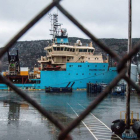 Fotografía del barco canadiense Maersk Nexus antes de que personal de una funeraria desembarcara los cuerpos de dos tripulantes del pesquero español Villa de Pitanxo hoy, en el puerto de San Juan de Terranova. JULIO CÉSAR RIVAS