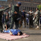 Un policía abre fuego contra Hussein al-Sakit, de 22 años, en una plaza de la capital de Yemen, el 14 de agosto.