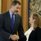 Felipe VI saluda a la presidenta del Congreso de los Diputados, Ana Pastor, en el palacio de la Zarzuela.