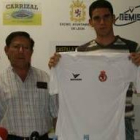 José Ramón posa con la camiseta de la Cultural en presencia de Cueto