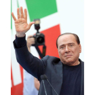 Berlusconi, emocionado, saludando ayer en Roma.