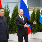 Putin da la bienvenida al campus de la Universidad federal del Lejano Oriente, en Vladivostok, a Kim Jong-un.