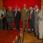 Los mandos y las autoridades durante la visita del general en jefe de Artillería