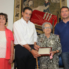 La homenajeada posa con una de sus sobrinas, su hijo Tino y el diputado José Manuel Moro.