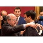 Francisco Cuenca recibe el collar y el bastón de mando. M. Á. MOLINA