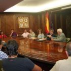 El alcalde y la concejala durante la firma del acuerdo.