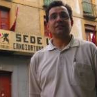 Campo, ante la sede de la UPL de La Bañeza, podría ser elegido esta noche secretario comarcal