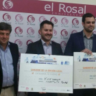 El responsable de El Rosal, junto a los promotores de las dos iniciativas galardonadas. DL