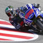 Jorge Lorenzo traza una curva en el circuito de Misano, este sábado.