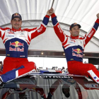 Loeb (d) junto a su inseparable Daniel Elena, celebra el triunfo en el Rally de Francia y el consiguiente título mundial.